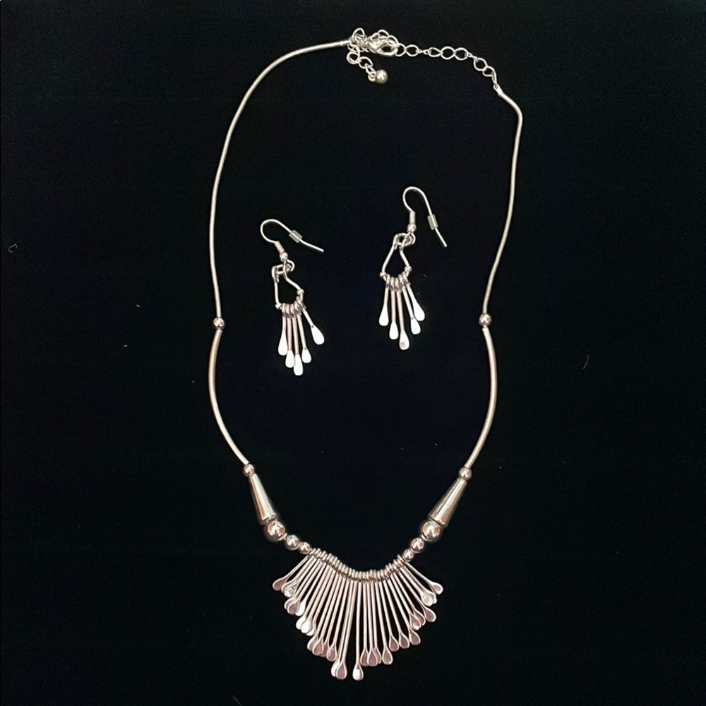 Elegant Silver Necklace and Earring Set